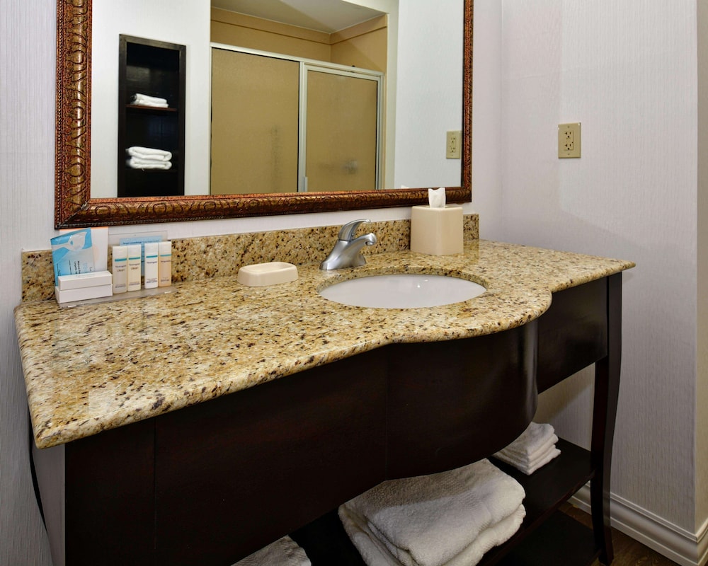 Hampton Inn & Suites Fredericksburg 29/34