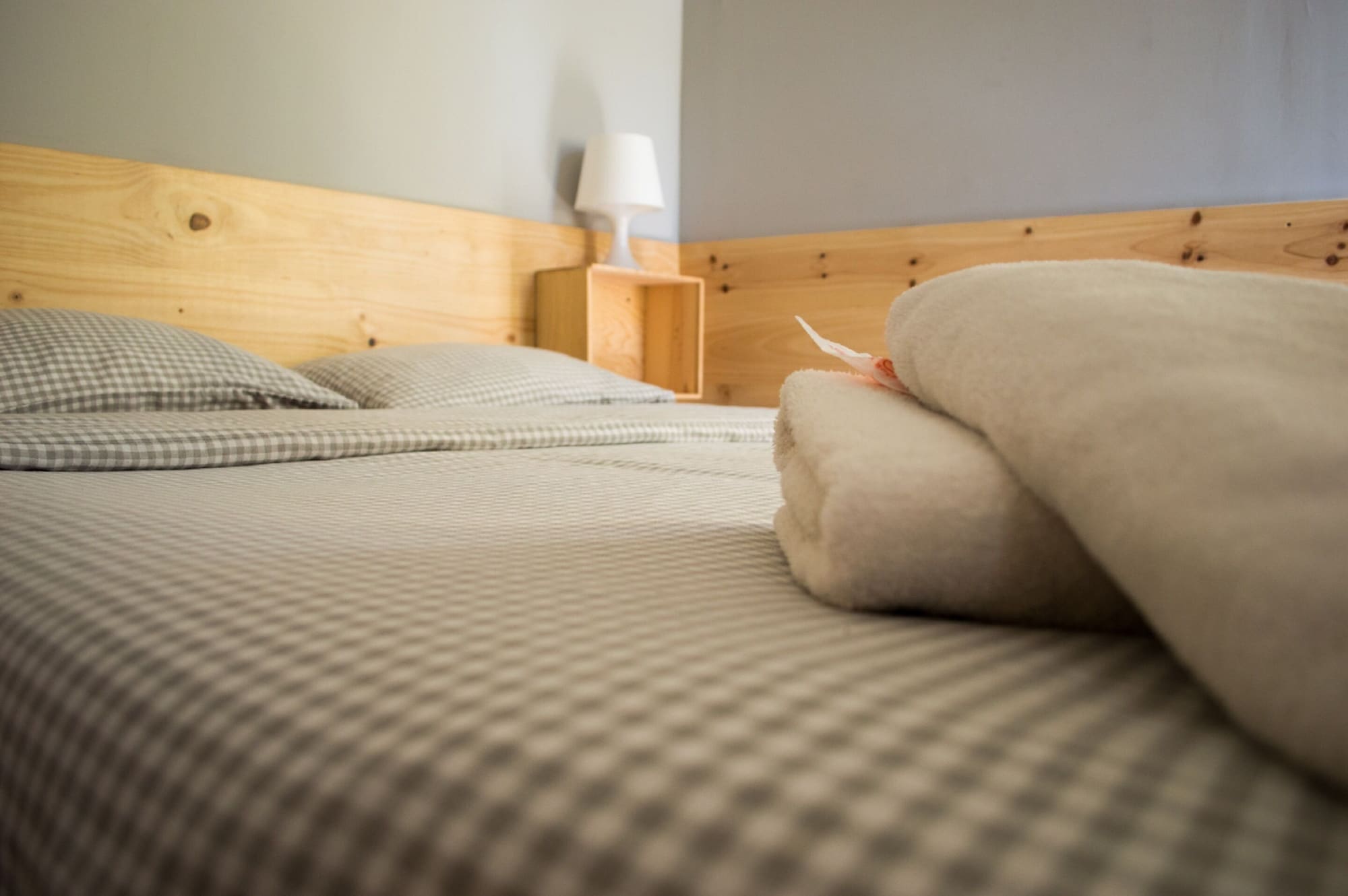 BASIC, QUEEN BED, SHARED BATHROOM