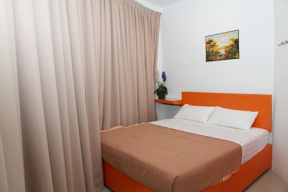DELUXE, QUEEN BED