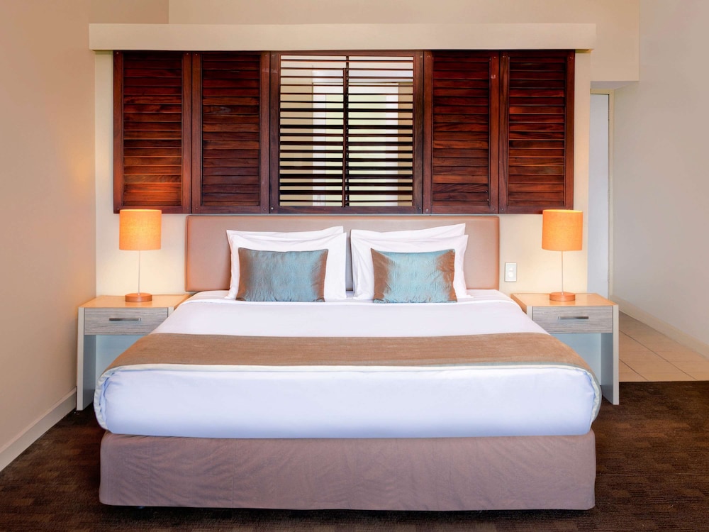 EXECUTIVE, KING BED, SOFA