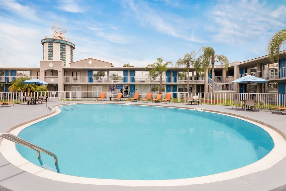 Howard Johnson by Wyndham Orlando/International Drive 22/34