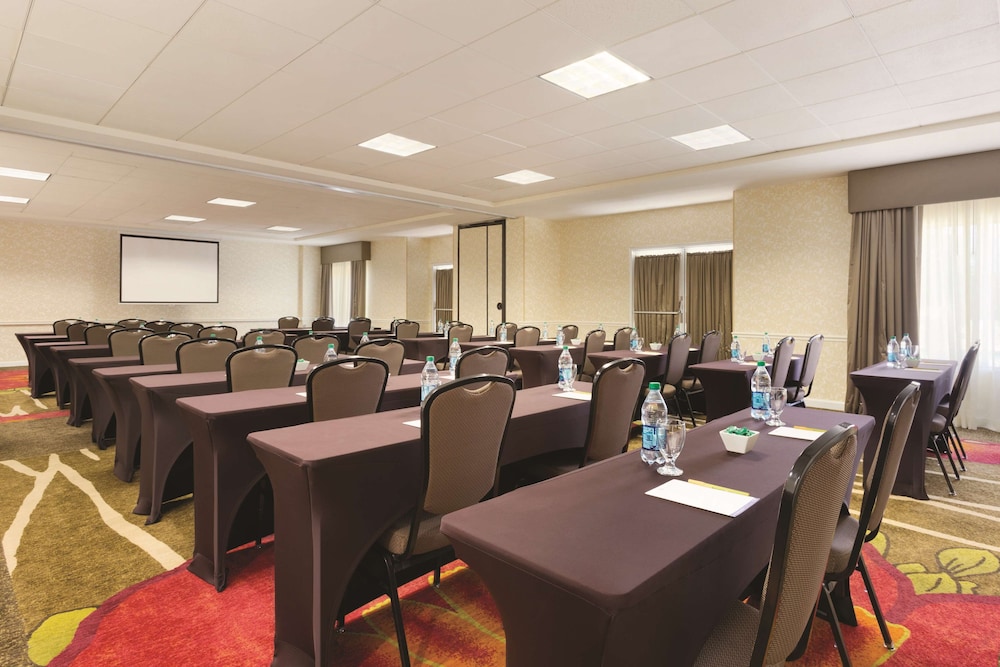 Hilton Garden Inn Anaheim Garden Grove 34/41