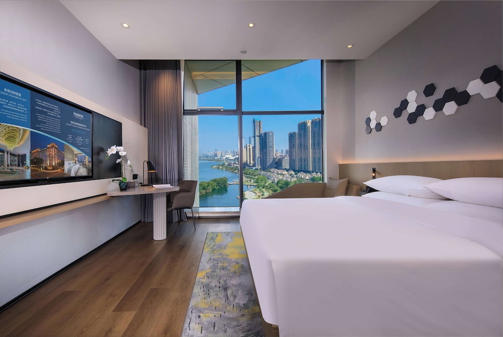 King Bed, Lake Side