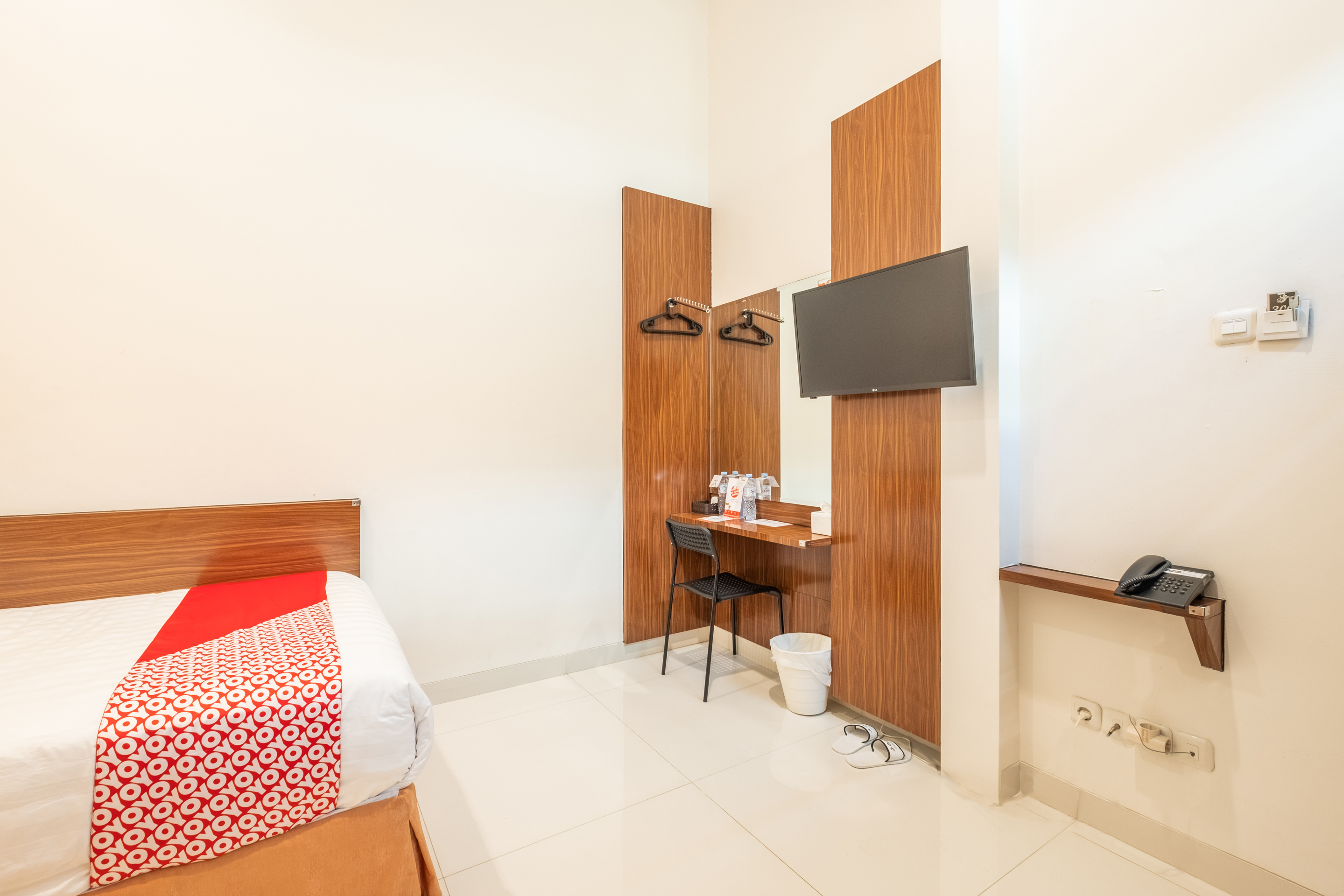 OYO 1308 Darmo Residence 15/27