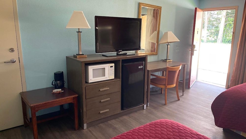 Mayfair Inn Williamston Hwy 64 34/50