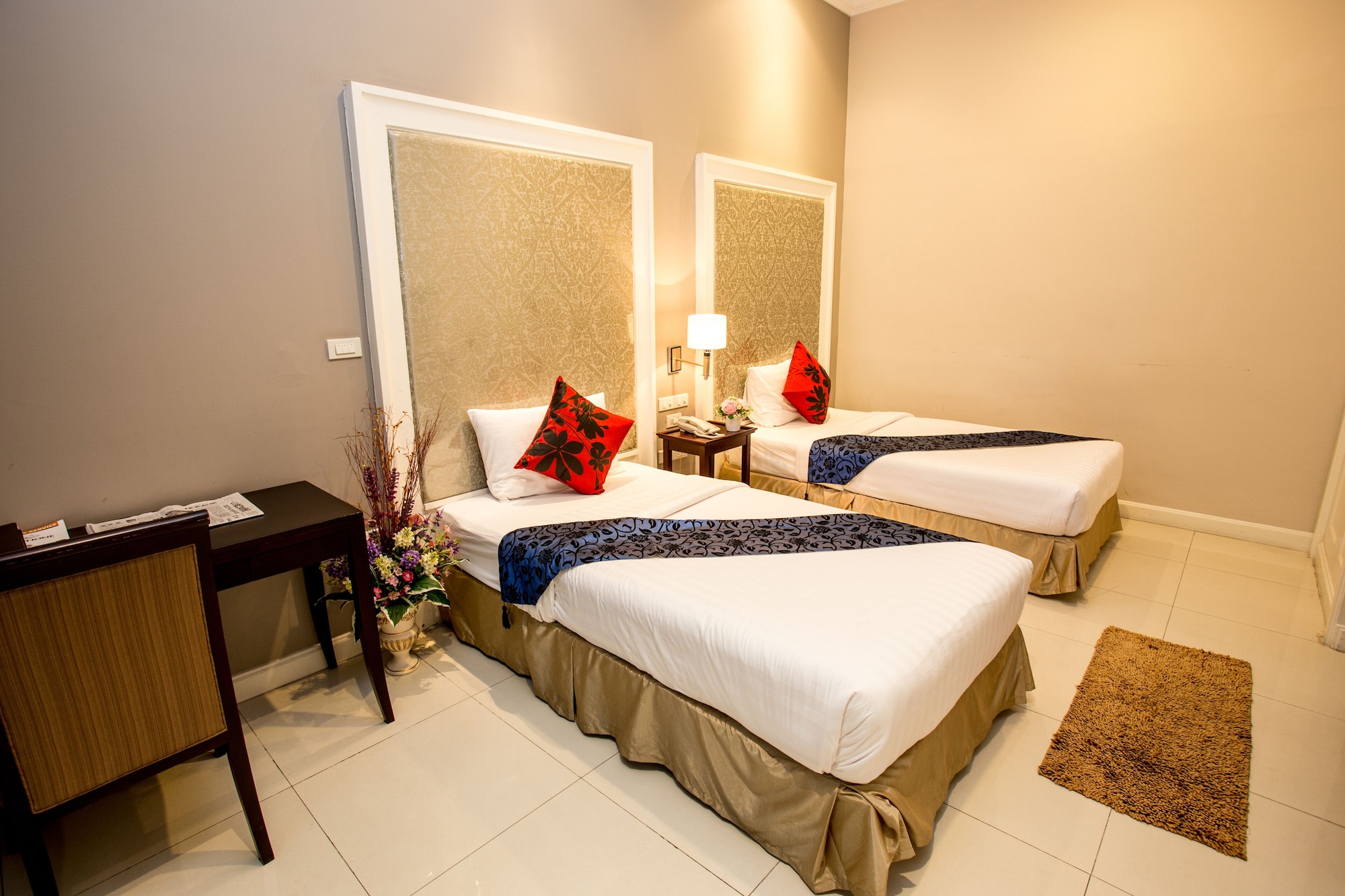 DELUXE, TWIN BEDS