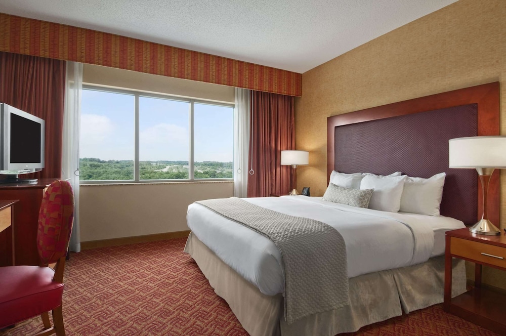 Embassy Suites by Hilton Charlotte Concord Golf Resort & Spa 24/74