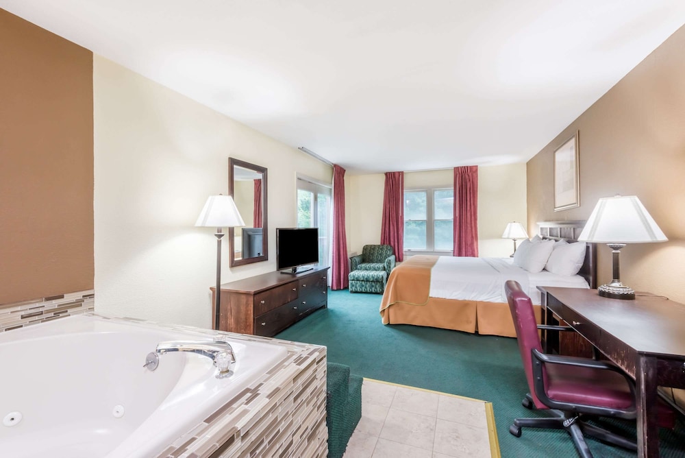 Ramada by Wyndham Groton 26/58