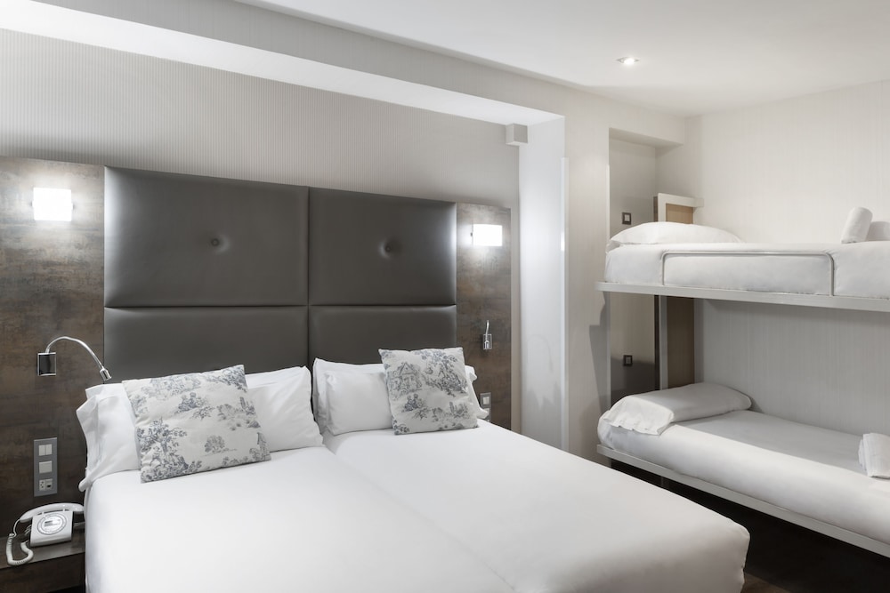 ROOM, QUADRUPLE