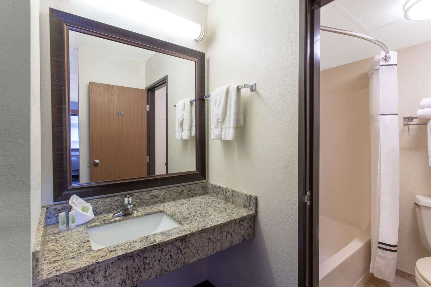 AmericInn by Wyndham Calumet 17/19
