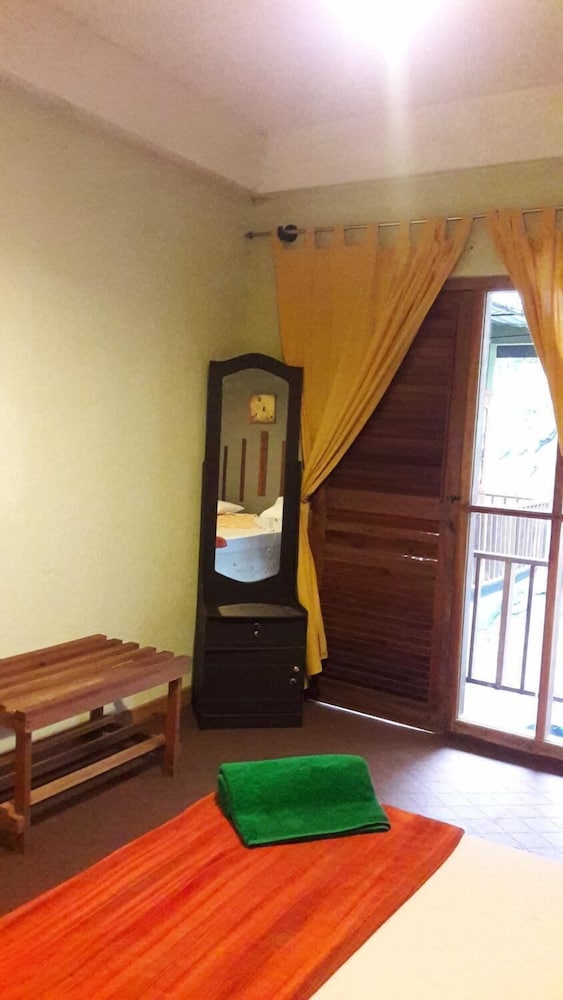 Deer Point Hotel Kandy 25/41