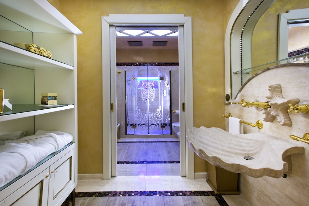 Regal, Suite, Queen Bed
