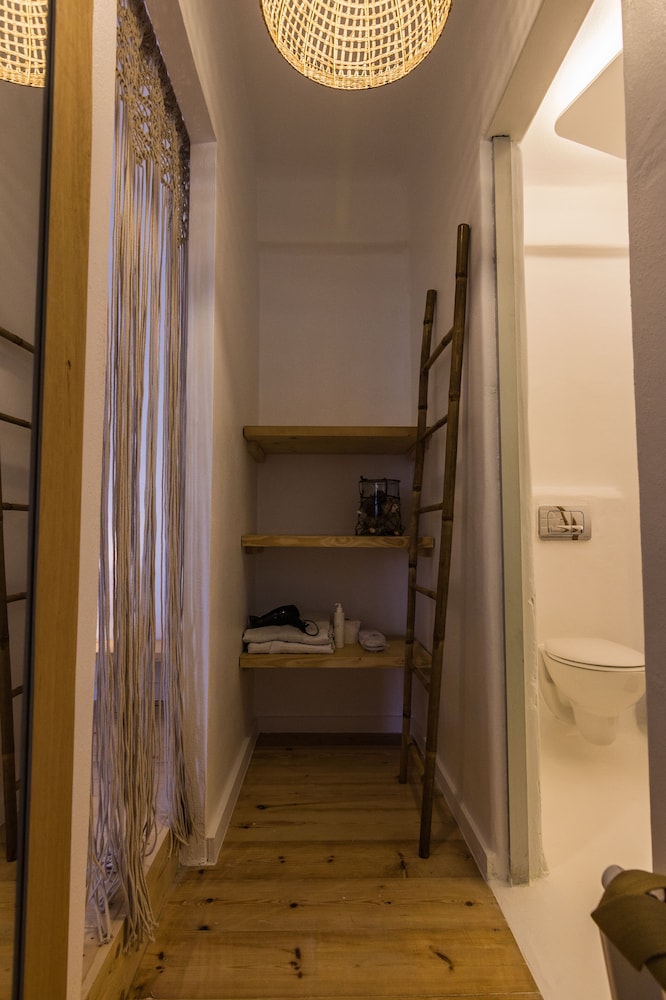 SALT SUITES & EXECUTIVE ROOMS 31/56