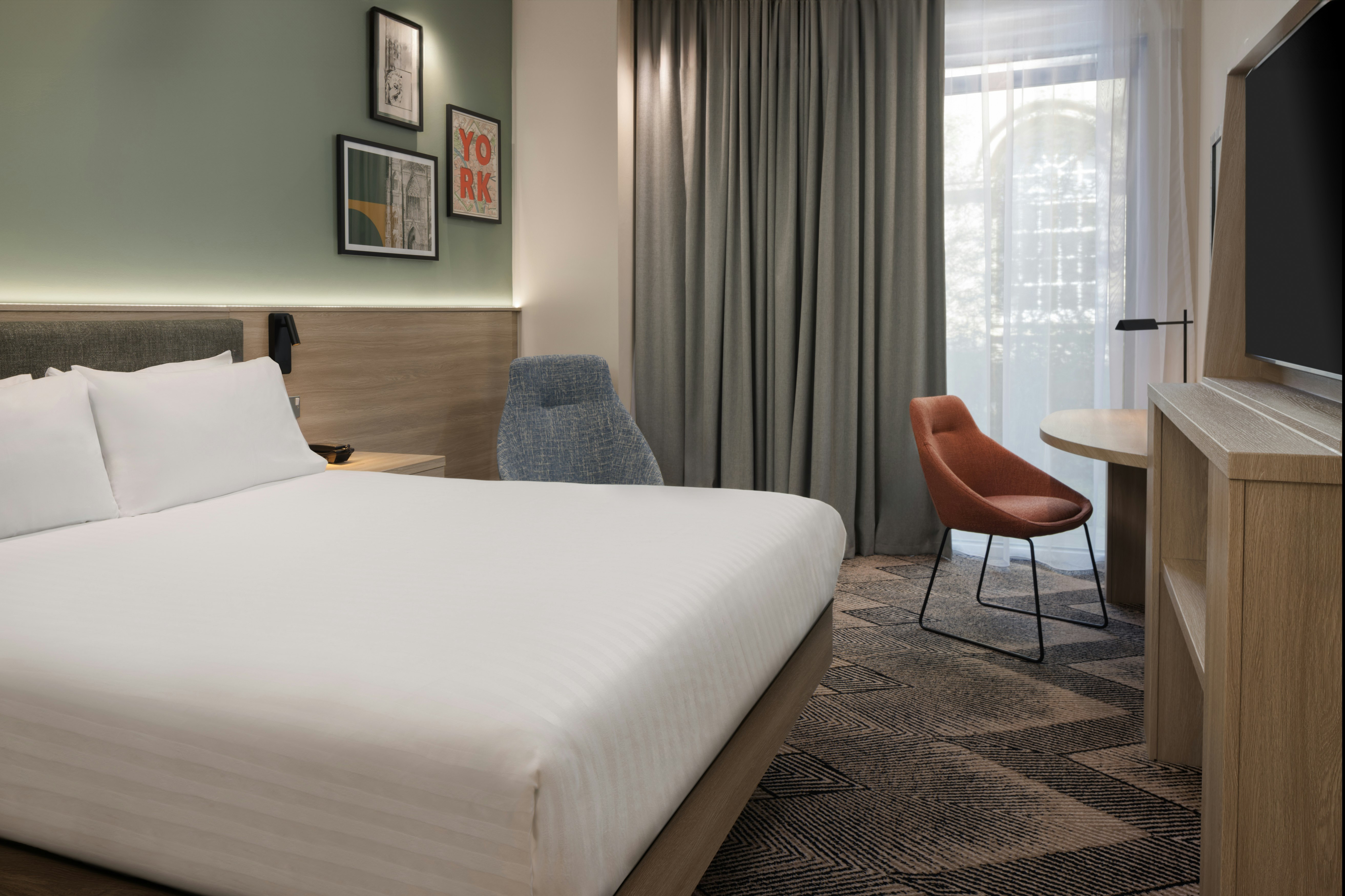 ROOM, QUEEN BED