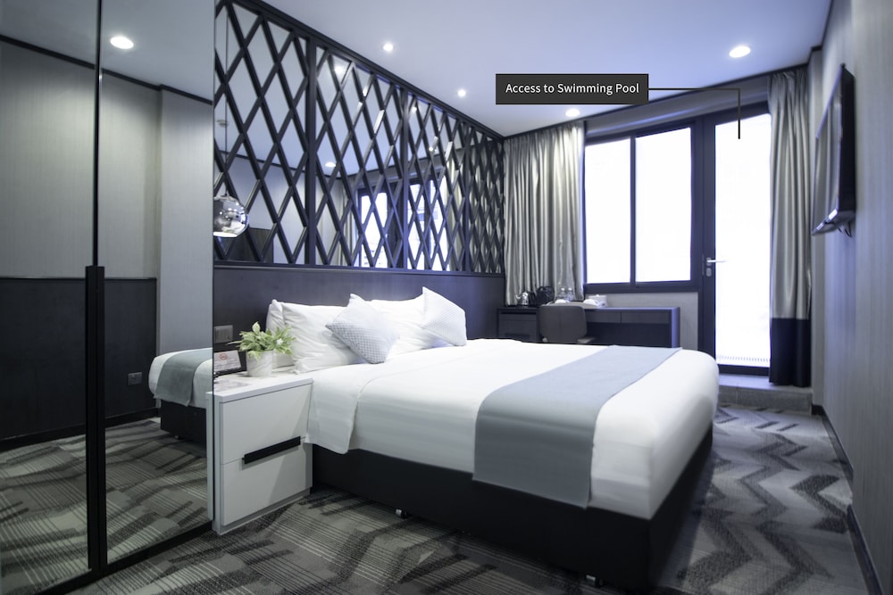DELUXE, QUEEN BED, POOL ACCESS
