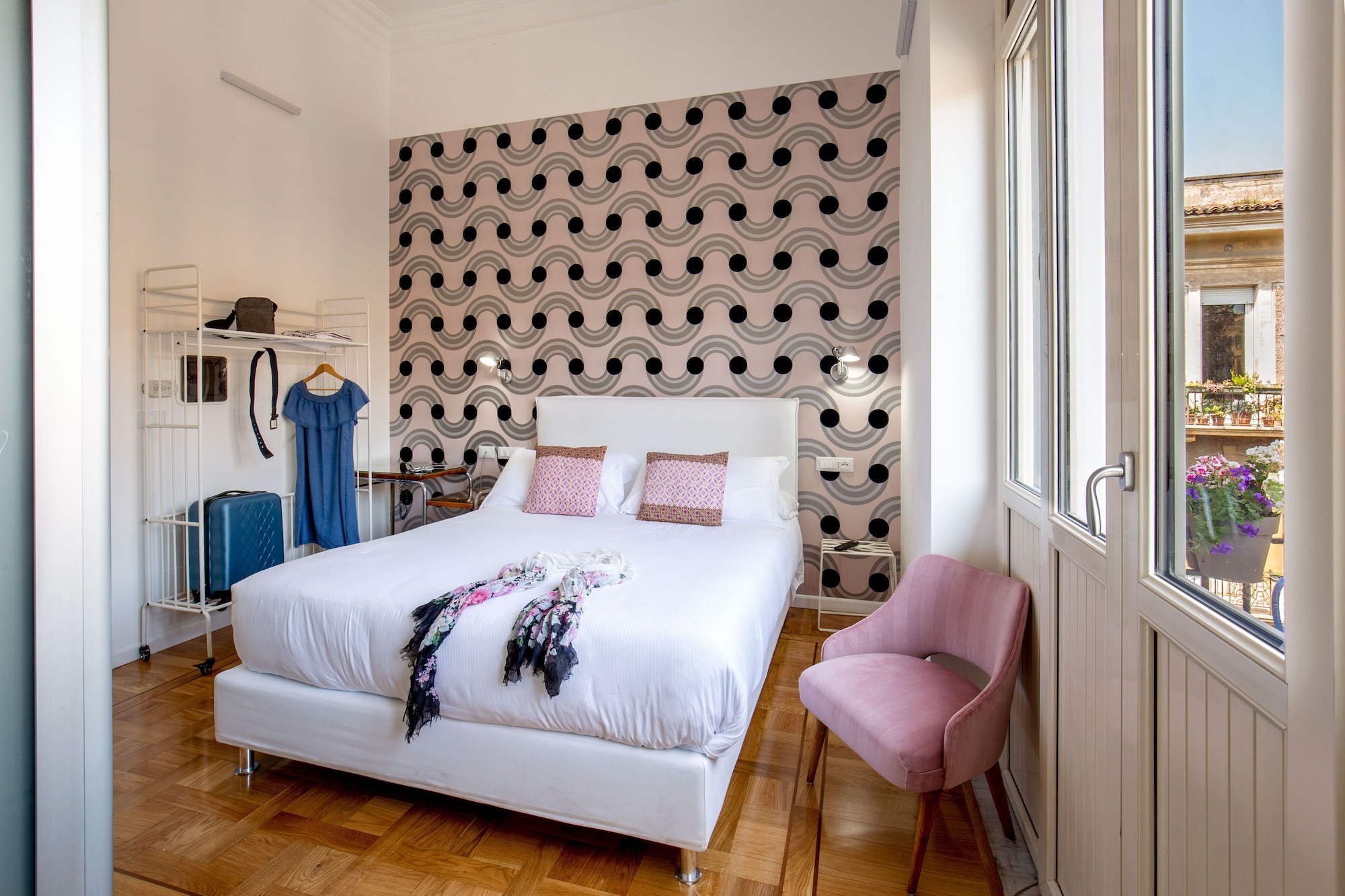 ROOM, TRIPLE, 1 DOUBLE AND 1 SINGLE OR 3 SINGLE BEDS