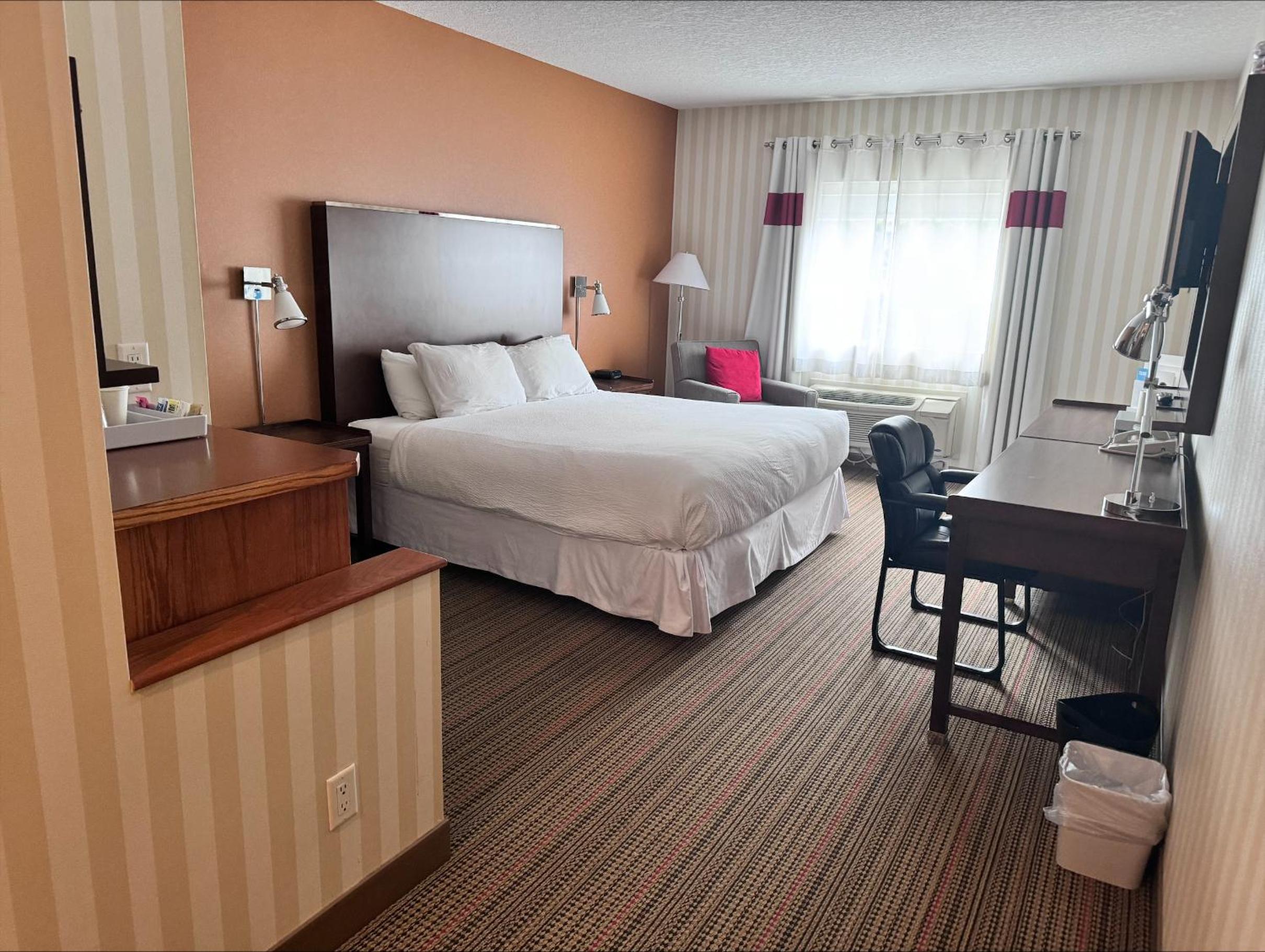 غرفة بسرير كينج لذوي الإعاقة، Four Points By Sheraton Prince George 4/7