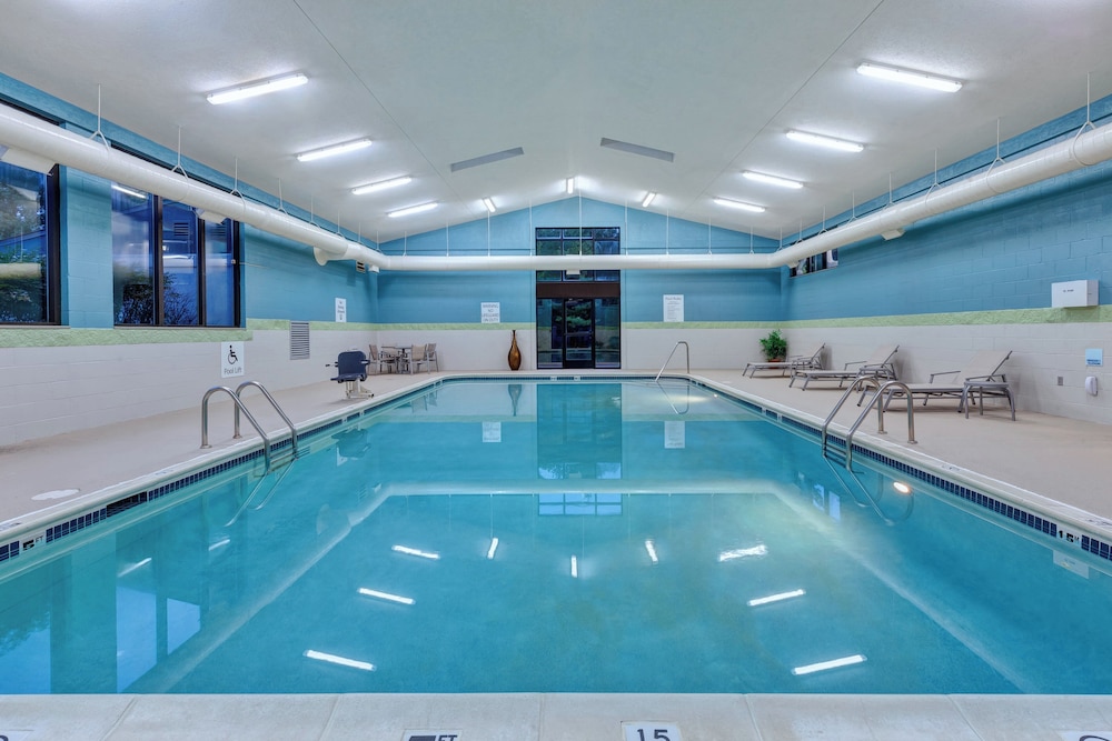 Holiday Inn Express Suites Blackburg University Area 35/74