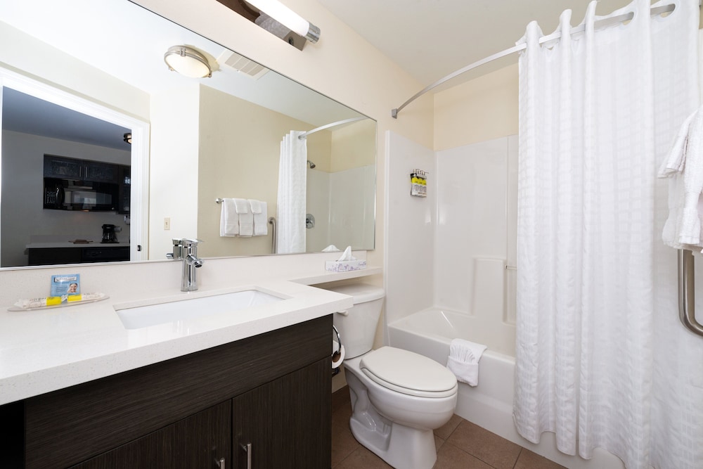 CANDLEWOOD SUITES OLATHE 21/56