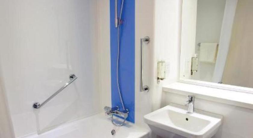 Travelodge Alton Four Marks 21/22