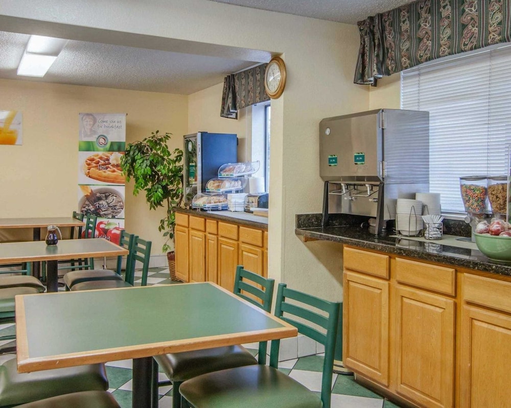 Quality Inn and Suites Medford Airport 39/51