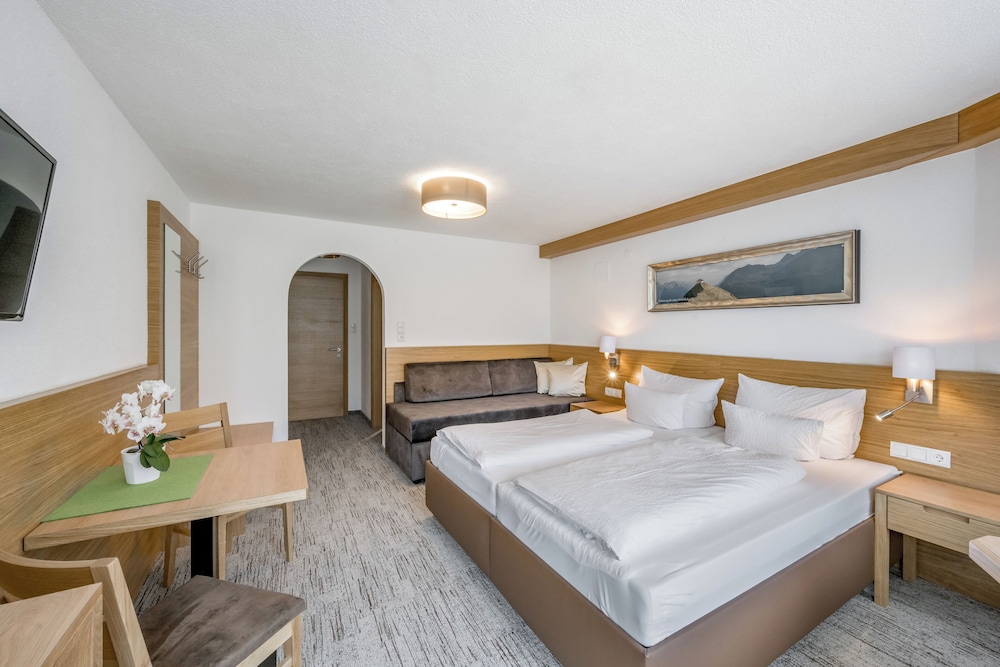 Room, 1 Queen and 1 Single Bed, Balcony