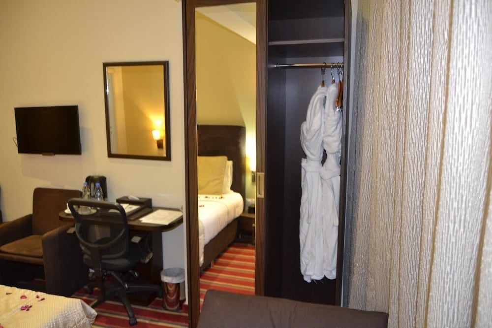 THE J HOTEL AND SPA 25/27