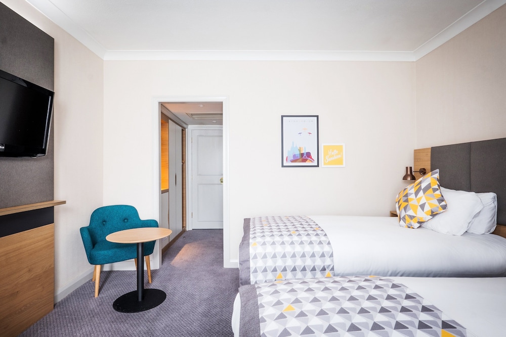 Holiday Inn Farnborough by IHG 19/74