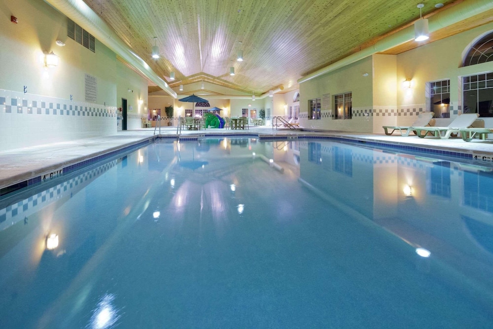 Country Inn Suites By Radisson Green Bay East Wi 10/55