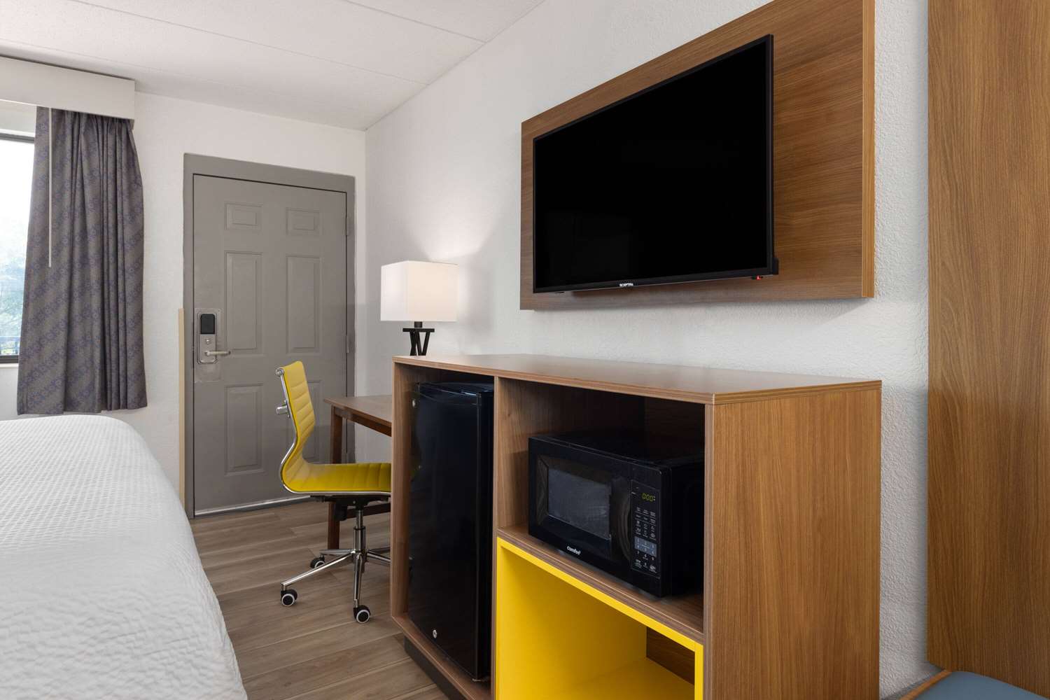 Days Inn & Suites by Wyndham Indianapolis Airport East 19/28