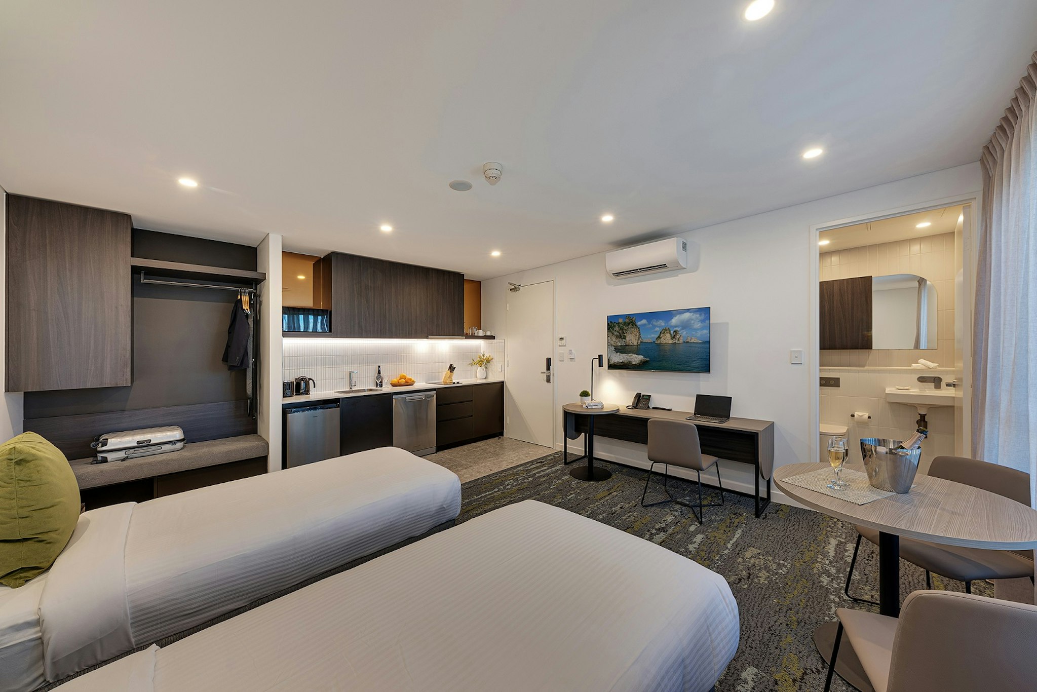 Littomore Suites Kingswood 7/12