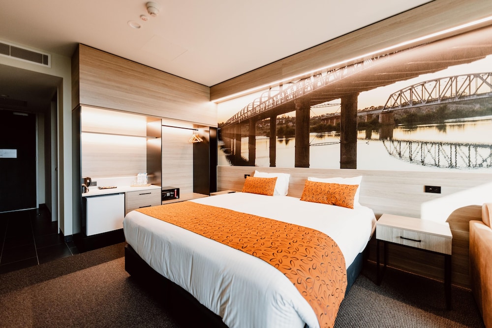 Suite, King Bed, Riverside, Sofa, Accessible
