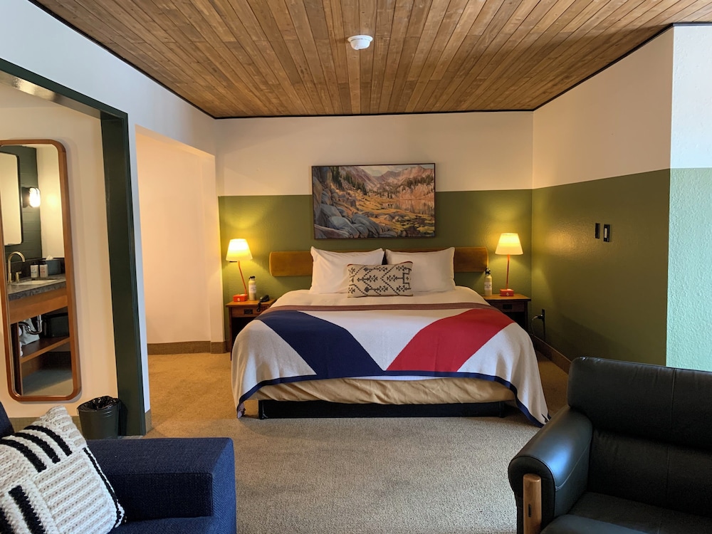 STATE, SUITE, KING BED, SOFA