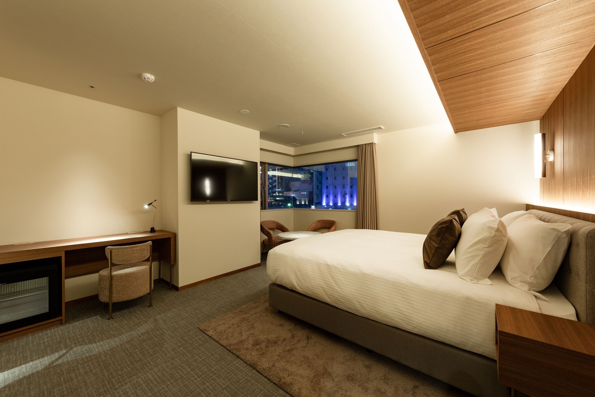 DELUXE, KING BED, RIVER VIEW