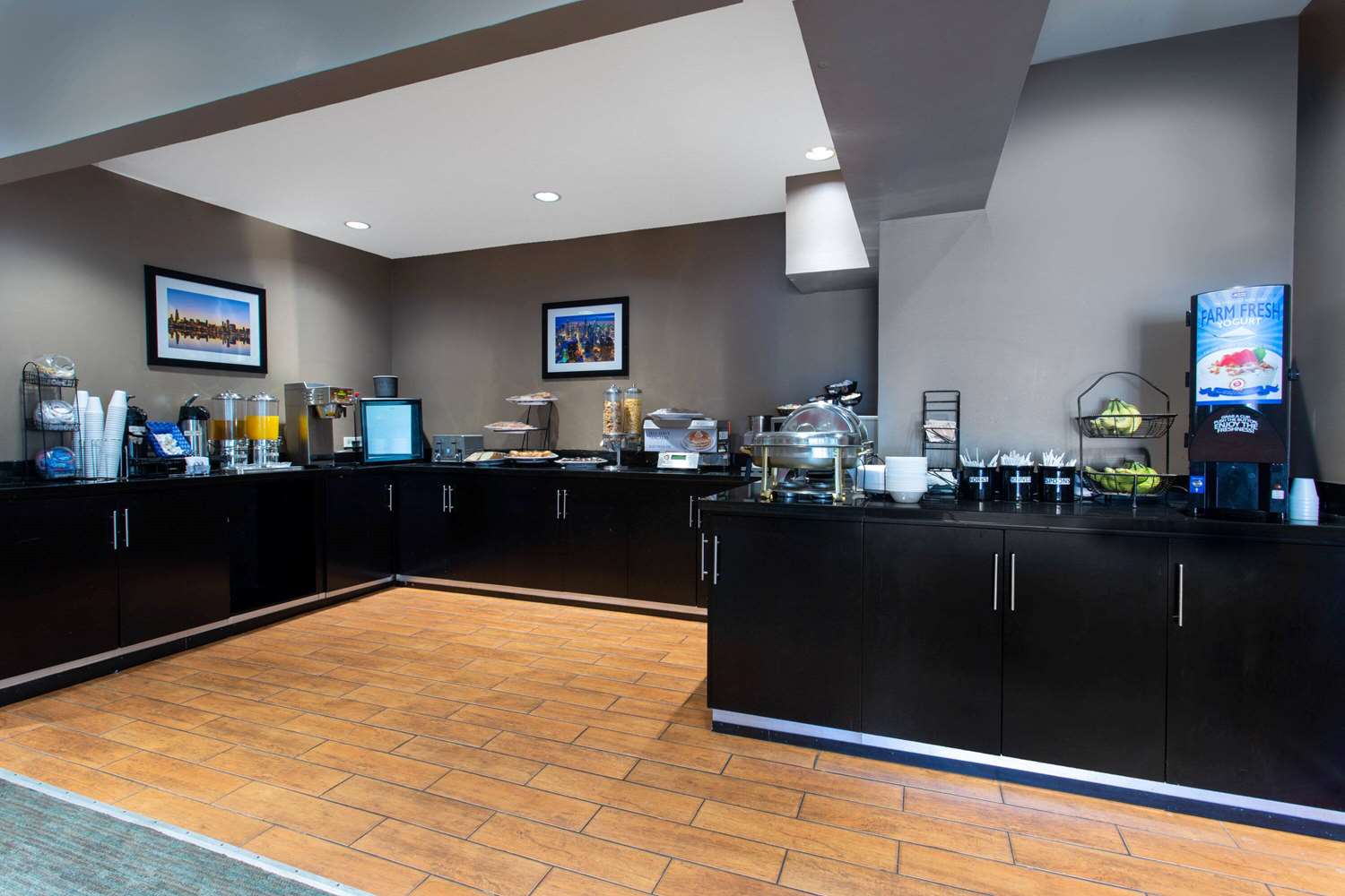 Ramada by Wyndham Glendale Heights/Lombard 10/18