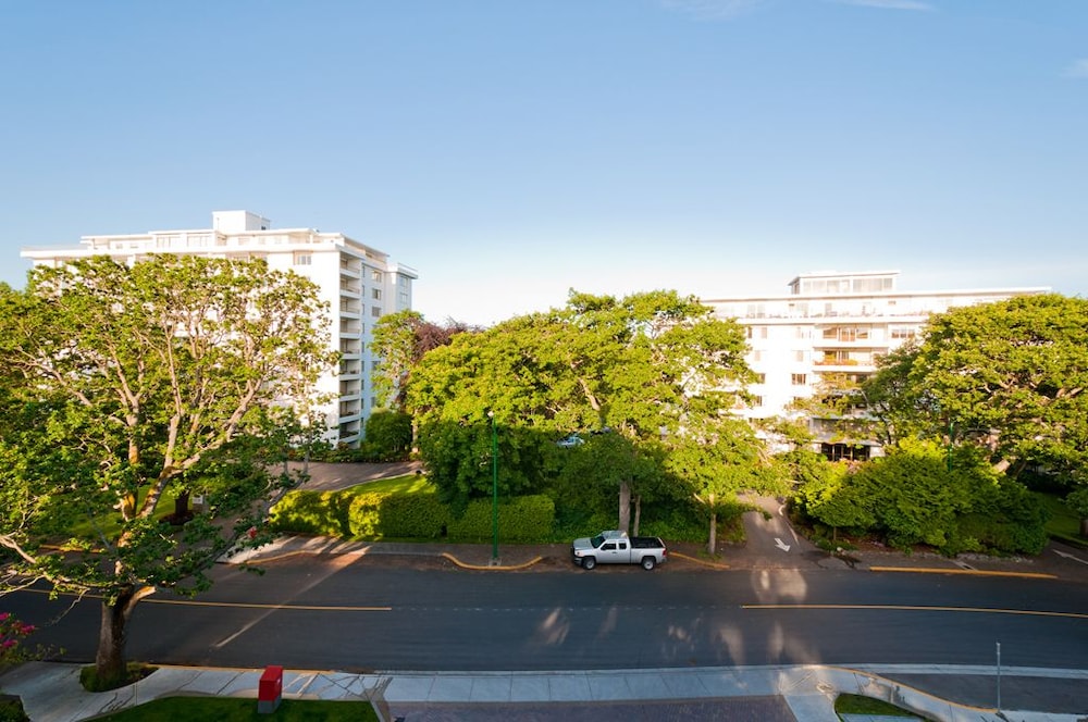 Oak Bay Beach Hotel 60/65