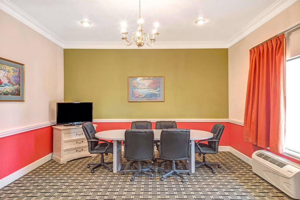 Days Inn & Suites by Wyndham Osceola AR 17/19