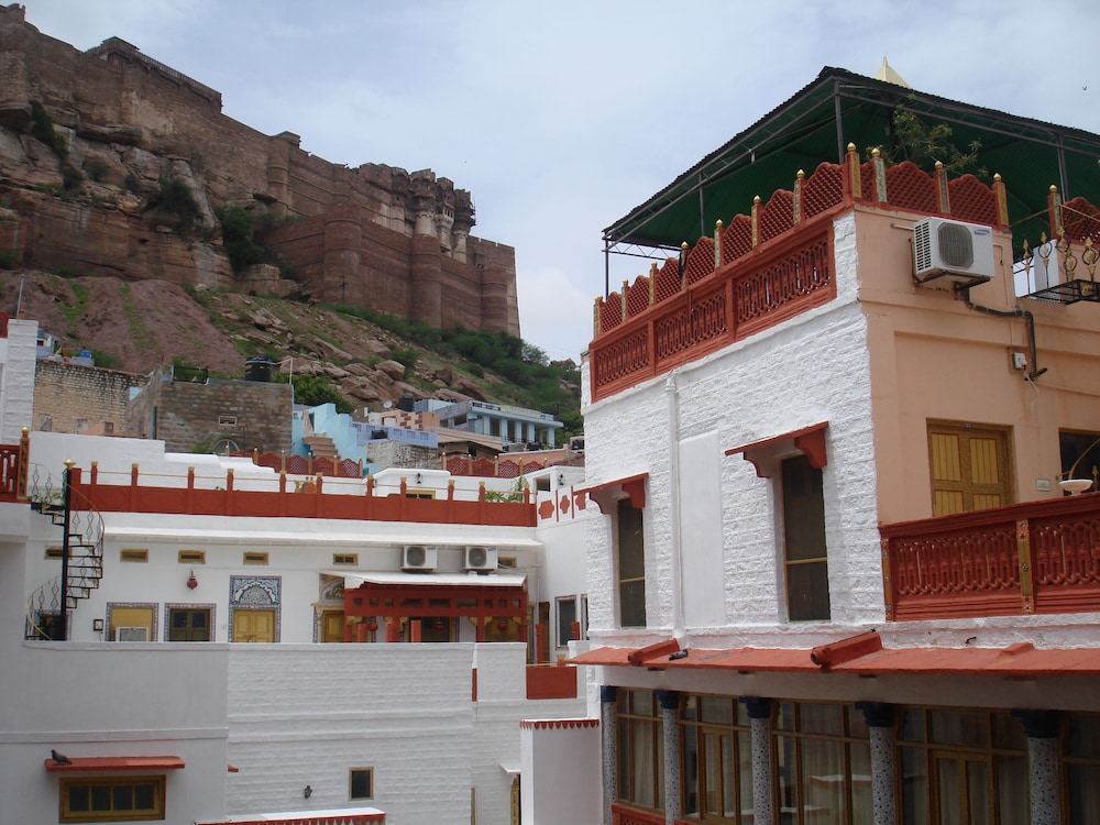 克里希纳普拉卡什哈维丽传统酒店(Krishna Prakash Heritage Haveli) 图片1