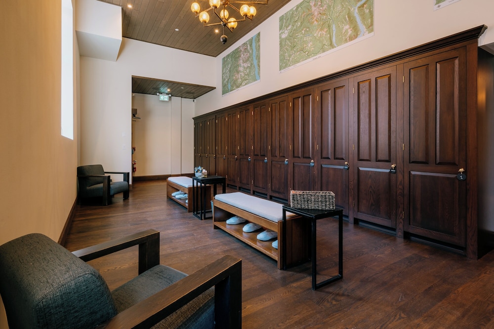 Eleven Revelstoke Lodge 35/58
