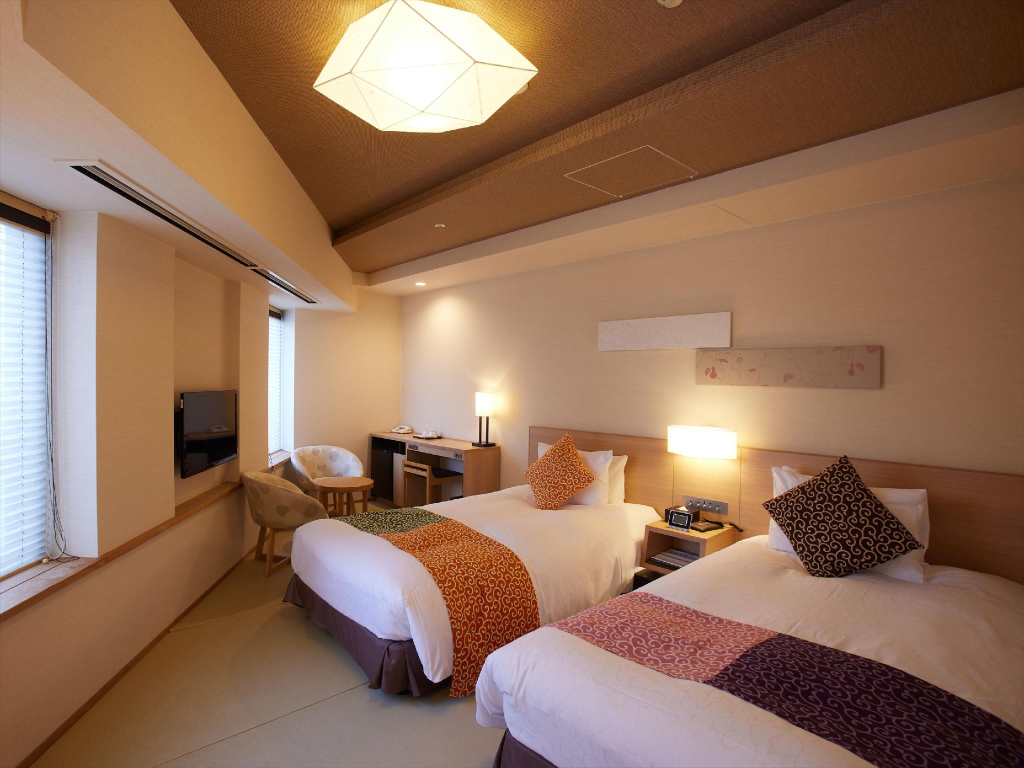 ROOM, TWIN BEDS, TATAMI, CORNER