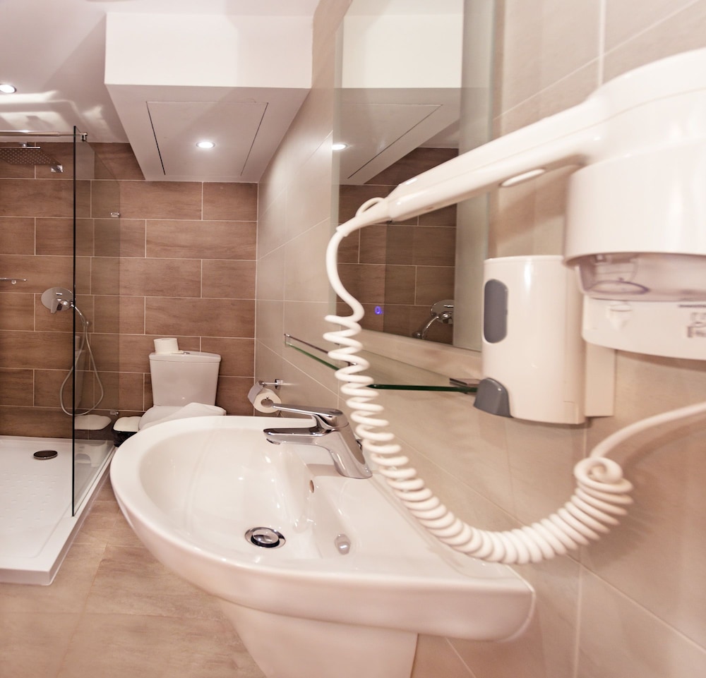 غرفة رباعية بسرير كوين وسريرين منفصلين بشرفة، CERVIOLA HOTEL 3/3