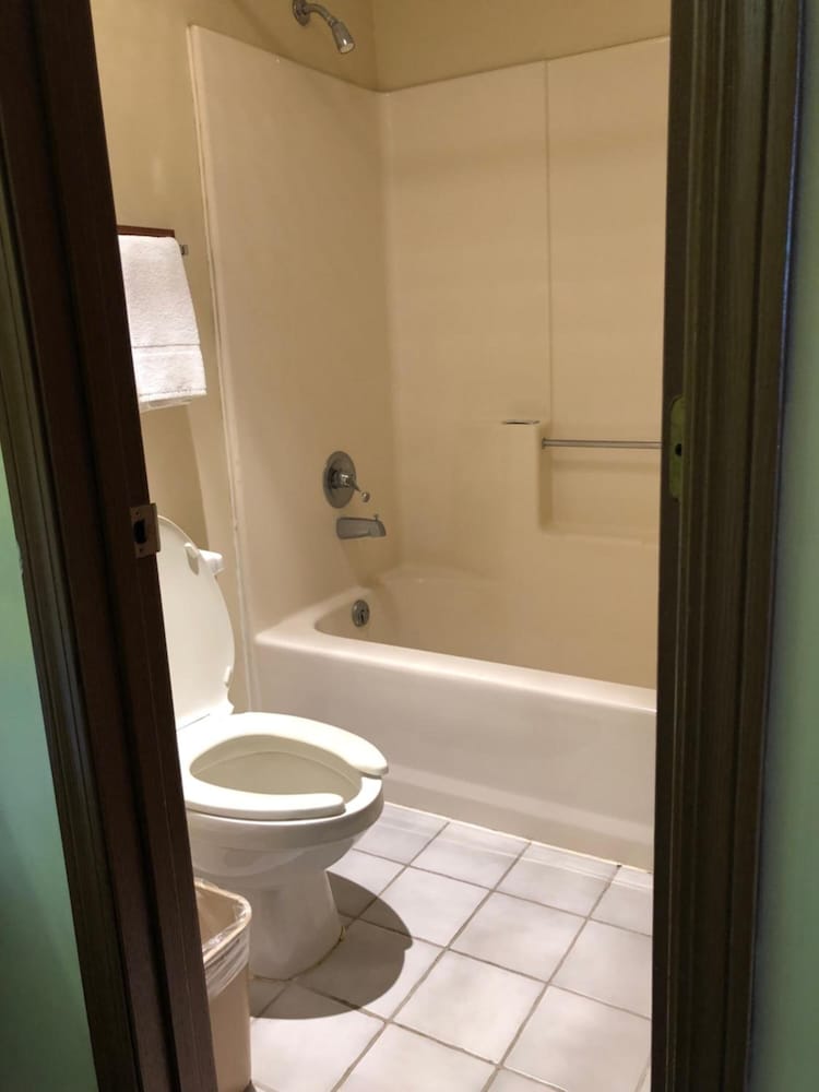 Salt Creek Inn 33/36
