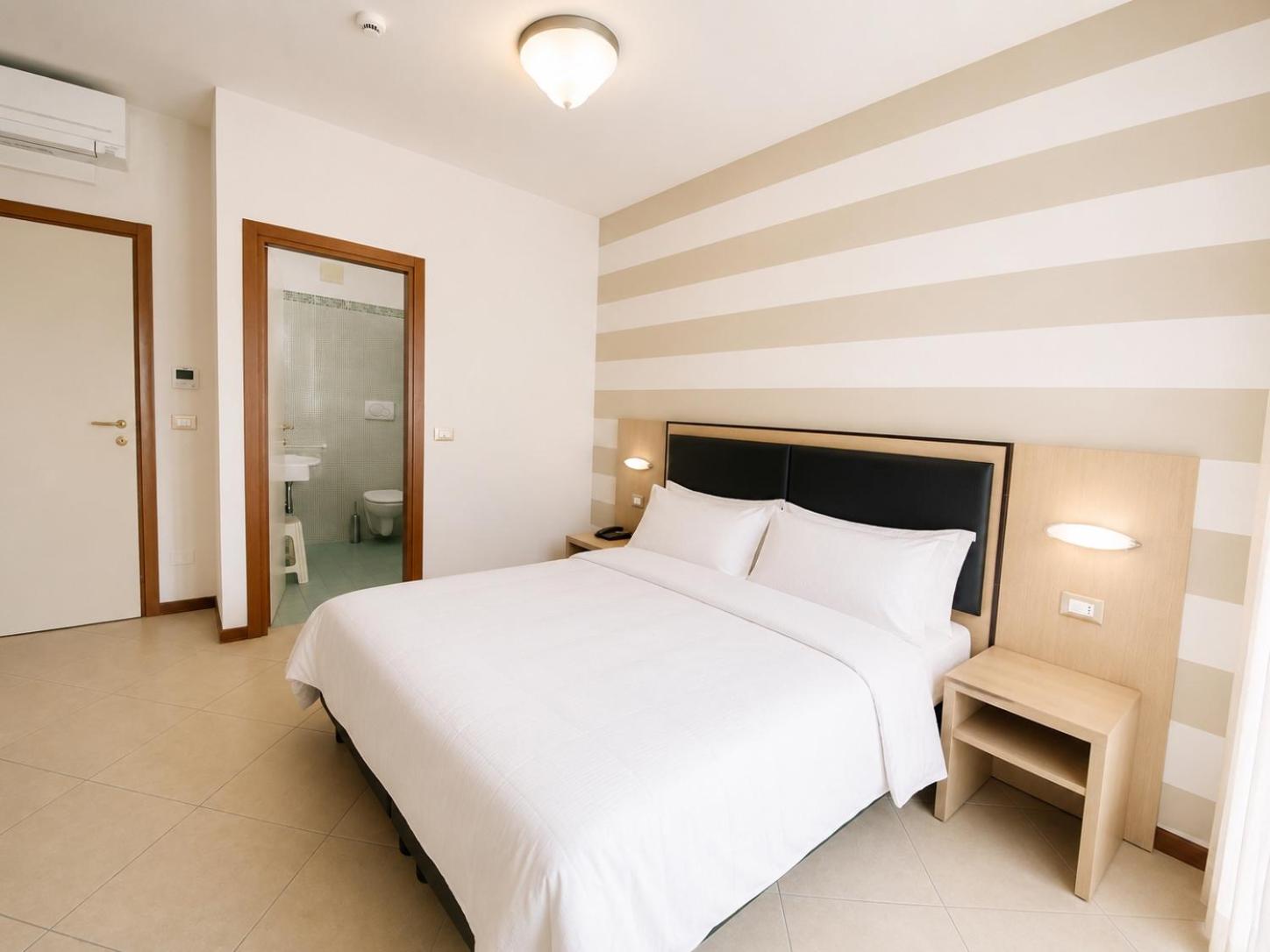 Room, Double or Twin Bed