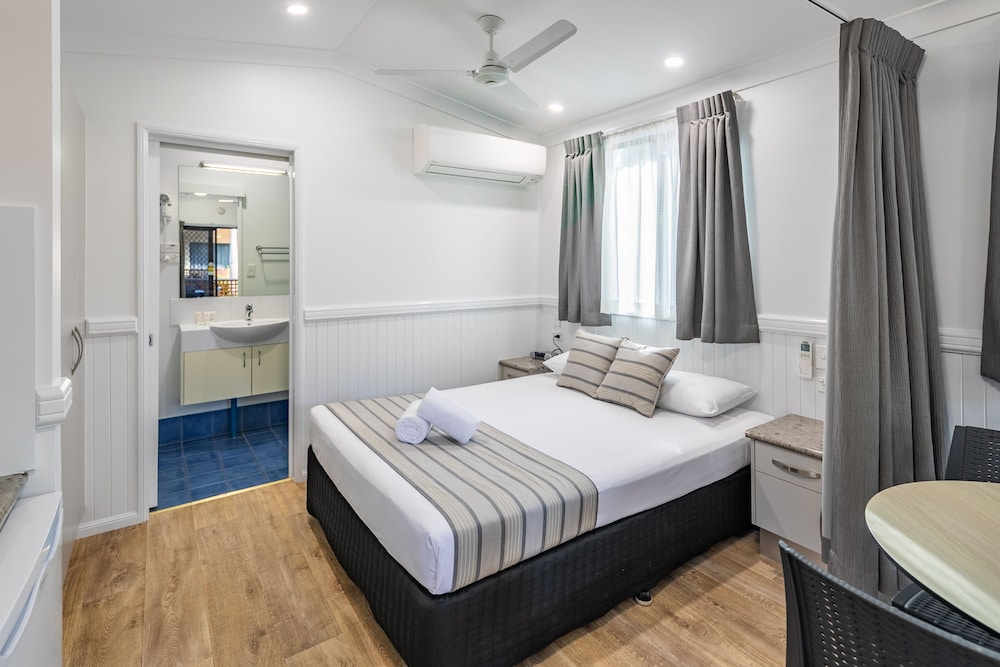 Tropical, Cabin, 3 Beds, Queen Bed, Sofa