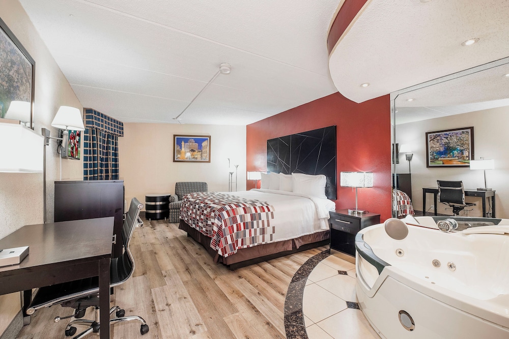 Red Roof Inn and Suites Macon 54/71