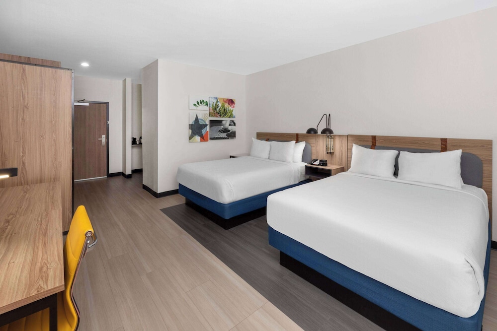 EFFICIENCY, 2 QUEEN BEDS