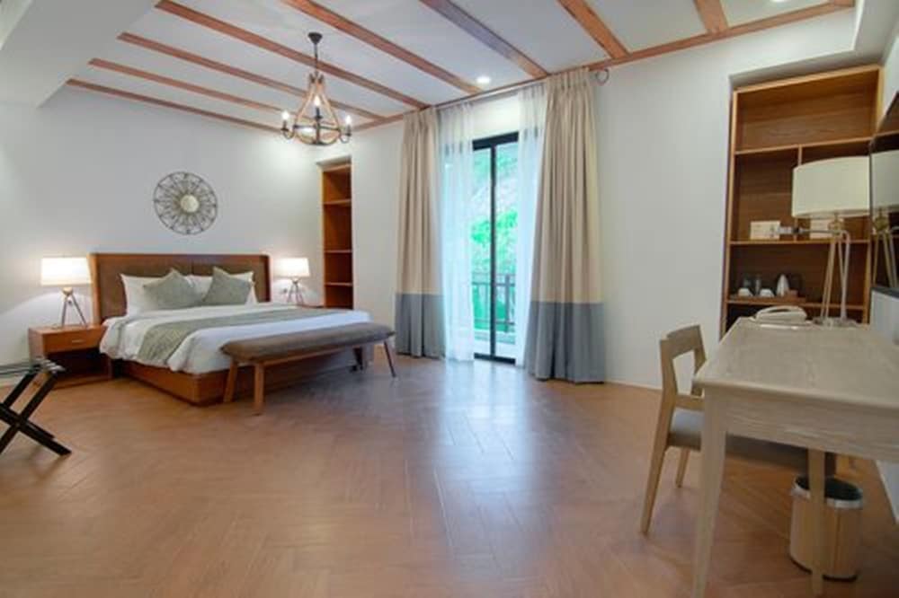 Thunderbird Resorts - Rizal 48/70