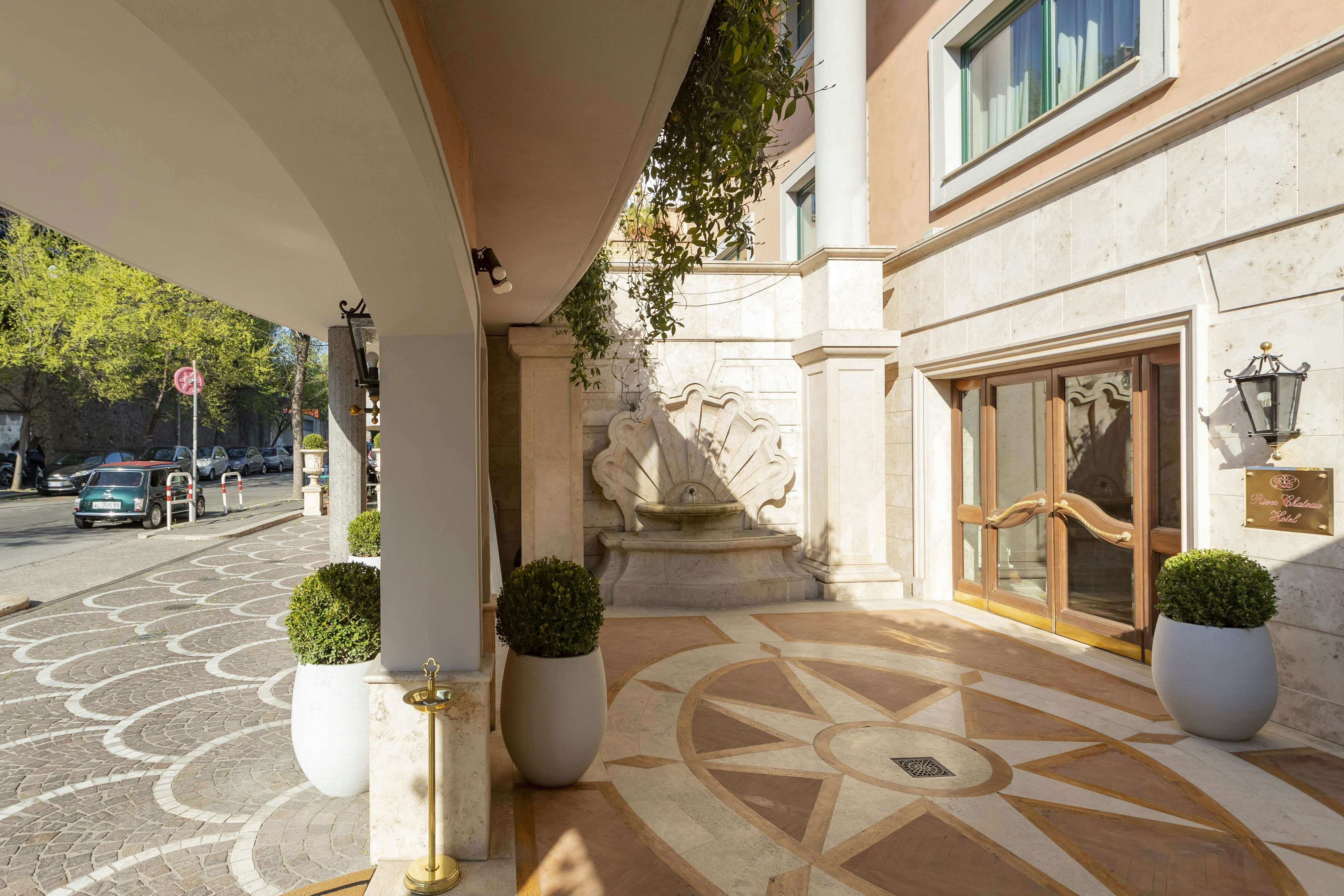 River Chateau Hotel 84/85