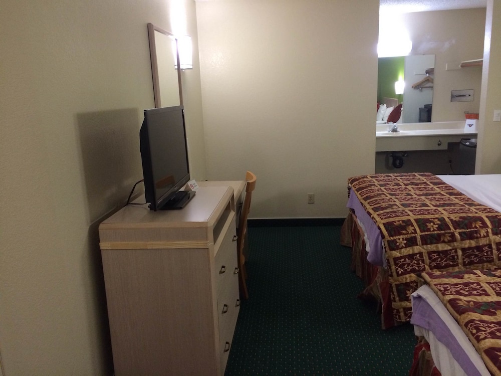 California Inn & Suites 16/31