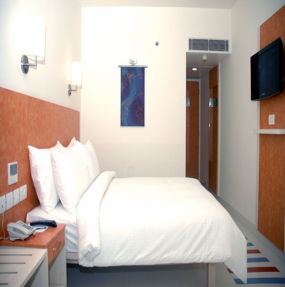 HOMETEL CHANDIGARH 10/45